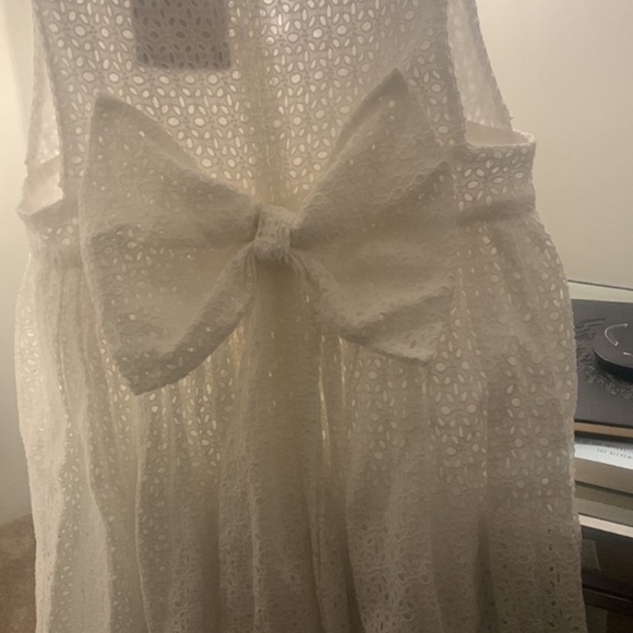 NWT CHASING UNICORNS White Eyelet Back Bow Ruffle V Neck Midi Dress Size Small - Picture 10 of 10